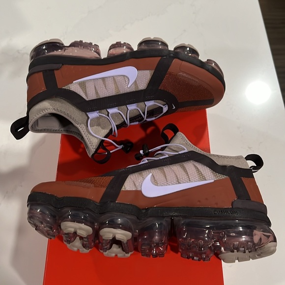 NEW WOMENS NIKE AIR VAPORMAX UTILITY Size 8 Cinnamon/Purple Agate-Burgundy Ash - Picture 12 of 17